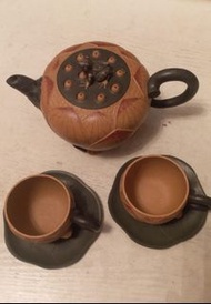 蔣蓉門徒周才軍的紫砂茶壺一套，是蒋蓉设计的青娃荷花壺， 錦袋外盒齊全