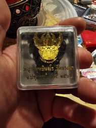 名稱：金翅鳥/神鷹（全新附廟盒） 師傅：瓦班納大法會 廟名：瓦班納，巴吞他尼府 年份：2562 用料：銀，銅，力泥，廟粉（多個版本） 尺寸：3.5*3.5cm 功效：招財，權威，避邪，避險 介紹：此牌