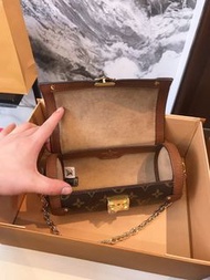 💰500 LV 巴比龍 絕絕子誰背誰好看！ 款式：一眼看上去它的包邊跟硬箱子一樣，工藝十分精細，硬殼圓桶形包身！閃亮亮的S-lock 勾扣設計和鉚釘 材質：跟LV最開始的硬箱一樣，這款巴比龍也是防水耐