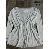 URBAN REVIVO loose V-neck mongteghi shirt