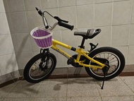 兒童黃色自行車，帶籃子