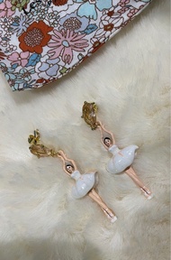 Les Nereides Paris 白色芭蕾舞娃娃吊款耳環 (瑕疵品) Les Nereides Paris White Ballerina Charm Earrings (defective)