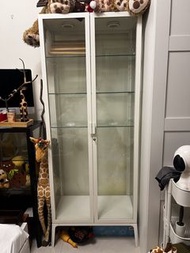 ikea白色玻璃門展示櫃連燈