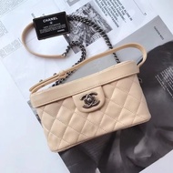 Chanel • 孟買奶油色牛皮銀釦盒子包 秀款✨