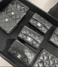 全新 Chanel 黑色荔枝牛皮短夾 🇮🇹 購於義大利專櫃【紙盒、紙袋、購買證明】