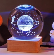夢幻3D內雕 土星女孩水晶球彩燈 枱燈 小夜燈 ( 8CM )