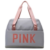 BG30 กระเป๋าเดินทาง กระเป๋าเสื้อผ้า Pink แบบ 2 ชั้น ใบใหญ่จุใจ ใส่ของได้เยอะมาก ด้านหลังมีช่องเสียบกับกระเป๋าเดินทางได้