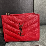 【YSL】MONOGRAM V字縫線魚子醬牛皮暗扣短夾（紅金）