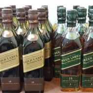 Johnnie Walker， 舊版 Green label 15年  alc 43°  200ml，呢款Green label 15年酒廠方面已經吾會再出，而呢款與目前市面上的Green label 15年并不是一樣，沒盒的一支hkd200 (200ml)另外都搵來了酒廠已經停產了的舊版Gold label 18年，而目前市面上出產的Gold label是沒有年份的。 一支hkd260(200ml)鍾意舊風味的朋友，把握機會了有興趣請pm