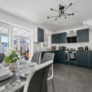 โรงแรม 5 Bedrooms Homely House with Garden-Sleeps 11 Comfortably on 5 Double Beds, 1 Single Bed, Ons