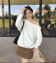 [情人節ok💘] Pusumede Off-Shoulder Ruffle Top pusumede 鬆弛韓女 浪漫荷葉邊斜領露肩衛衣女寬松設計感長袖上衣