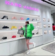 🇺🇸Marc jacobs 嘅手提袋真係好多彩🌈好啱夏天嘅氣氛😎唔單止可以做電腦包💼旅行包👜健身包⛹️仲可以搭配出個性風格✨展現你嘅時尚品味‼️愛美嘅你一定識得揀😉 有你心動嘅款式嗎？睇啱邊款可以隨時