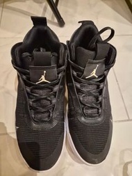 這是一雙黑色款的 Nike Jordan Jumpman 2020 PF 籃球鞋