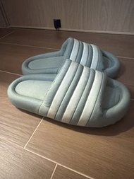 Adidas 拖鞋