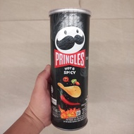 PRINGLES SNACK KENTANG RASA PEDAS/ HOT AND SPICY 102gr