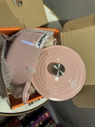 1.4 Le Creuset round 鑄鐵鍋 22 cm Chiffon Pink
