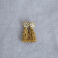 秋葵流蘇・手工刺繡耳環 - 芥黃