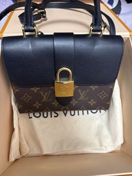 LV 手袋 鎖頭設計