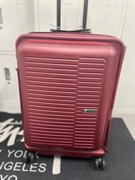 冬季減價大躍進：Pierre Cardin 26 inch expandable  luggage Pierre Cardin 26 吋前開蓋可擴展行李箱