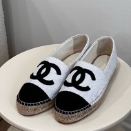 CHANEL 經典雙C銀白亮片草編鞋