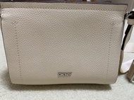 DKNY 真皮斜背包