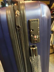全新kangol行李箱，20吋，密碼鎖，飛機輪，如照片，只能板橋江子翠捷運站五號出口自取,20吋1280元，不議價