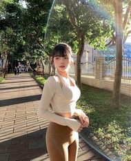 Ig: PopoButt.yc 假兩件帶胸墊長袖瑜珈上衣－杏白