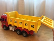 美麗華百貨購入大卡車（贈送一些小玩具）麥坤變形金剛恐龍佩佩豬玩具車