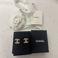 全新 Chanel 經典珍珠雙C耳針耳環!