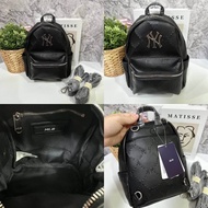 กระเป๋าแบรนด์ MLB กระเป๋าเป้ วัสดุหนังนิ่ม เปิดปิดด้วยซิปคู่ มี 3 ช่องใช้งาน สายสะพายหลังปรับระดับไ