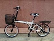 摺疊單車Folding Bike，摺疊單車，  20寸車輪，  6 檔變速 ，配有籃子和後貨架。包括打氣筒、電話架、前白後紅夜間車燈、鎖和鏈條、水壺架 、 鈴鐺。folding bike  20 in