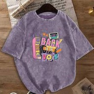 หวนคืนสู่ยุค 90: เสื้อยืดฟอกสไตล์เรโทร พิมพ์ลาย "โทรศัพท์มือถือทรงอิฐ" และเทปคาสเซ็ตสีสันสดใสสไตล์มิ