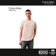 [999.-] CALVIN KLEIN เสื้อยืดคอกลมแขนสั้นผู้ชาย Tonal Graphic Logo ทรง Regular รุ่น 4RB843G C7P - สี