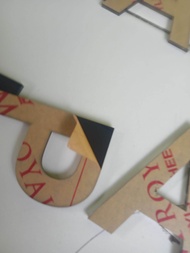 25cm.Bisa pilih Abjad/huruf. timbul AKRILIK 2 MM.UKURAN 25CM WARNA MERAH