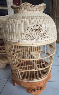Sangkar Perkutut Anyaman Rotan Kombinasi Tebok Kaki Ukir Tebok Lepas Mentahan/Natural