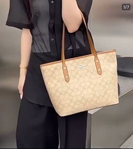 Coach 蔻馳 新款購物袋58292女士小號拉鏈款 小個子也可以駕馭 經典老花 pvc配皮款材質!可單肩手提不分年齡 實用百搭一年四季都能用容量尺寸:29*27*14cm 袋口尺寸:39cm