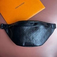 ::Louis Vuitton:: LV M46036 Discovery Monogram Shadow小牛皮 黑色壓紋腰包 胸口包