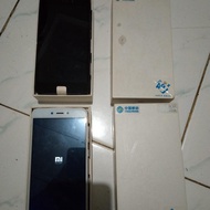 2 hp Xiaomi Redmi 4x Ram 3/32 dan Redmi 4a Ram 2/16 kelengkapan (4a mati)