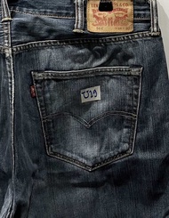 กางเกงยีนส์(มือสองแท้💯%) Levi’s 501 (ป้ายหนัง)เอวป้าย 38” เอววัดจริง 39” MADE IN POLAND (รหัสU19) ยาวทั้งตัว 43” ยาวจากเป้าถึงปลายขา 31” ปลายขากว้าง 8.5” *** สนใจสอบถามข้อมูลเพิ่มเติมได้ค่ะ***