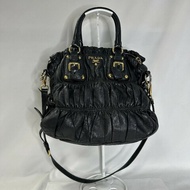 ［ 歡慶雙11  全市場最低價 入手 PRADA ］!! 【 PRADA 經典Nappa Gaufre 黑皺褶肩背包/裸】