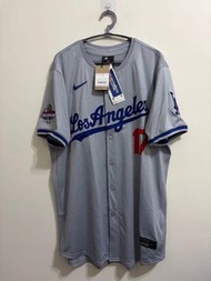 MLB 道奇隊 大谷翔平 球員版球衣  【尺寸】：草寫灰AU48,52 含2024世界大賽冠軍章___48XL 胸寬62、52XXL 胸寬65  【新舊】：全新  【價格】：9500/1