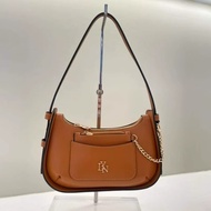 กระเป๋าสะพายข้างเเบบมีใบลูก LYN มี 5 สีทรงพอชมาพร้อมใบลูก เเต่งอะไหล่เเละมินืกระเป๋าด้านหน้า  ทรงสวย