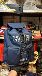 【鄭峰香水。精品】 Versace Jeans Couture 靛藍複合尼龍浮印LOGO文字翻蓋束口後背包