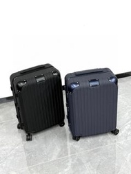 Rimowa Distinct Cabin 深藍色旅行箱，採用皮革材質 leather suitcase