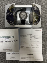 Swatch x Omega  地球月相錶 100%正貨 99%新冇花 錶面有加貼膜 閑置 冇乜帶過 原裝錶帶全新冇用過 連代用膠錶帶 有單26年5月購 還有保養期內 永久免費更換電池 全套齊 近全新