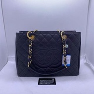 Chanel香奈兒GST 黑色荔枝皮金扣單肩包，鐳射17開