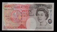 【低價外鈔】英國1994 (2006)年50POUNDS 英鎊 紙鈔一枚 伊莉莎白二世 霍布隆爵士肖像 絕版少見~98新