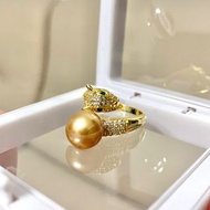 🌟私藏小精品- 精美霸氣訂製款🌼南洋金珍珠戒指（*約10.5mm，羽黃金，銀白k金豪鑲蛇鑽精美活口戒托。）