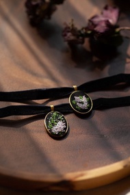 復古刺繡頸鏈|  5月誕生花 歐丁香
