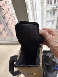可以SF到付。全新冰袋。精致，世界名牌，可以孭的手提冰袋。適合上班人仕/運动人仕。Fridge-to-go